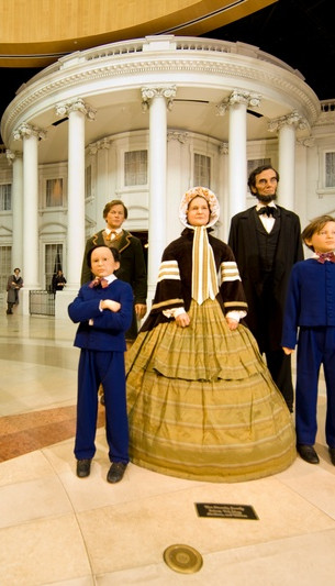 Statue of Abraham Lincoln and his family in front of the White House